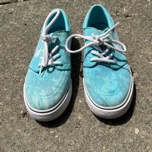Nike skate shoe, youth 7. Good used condition